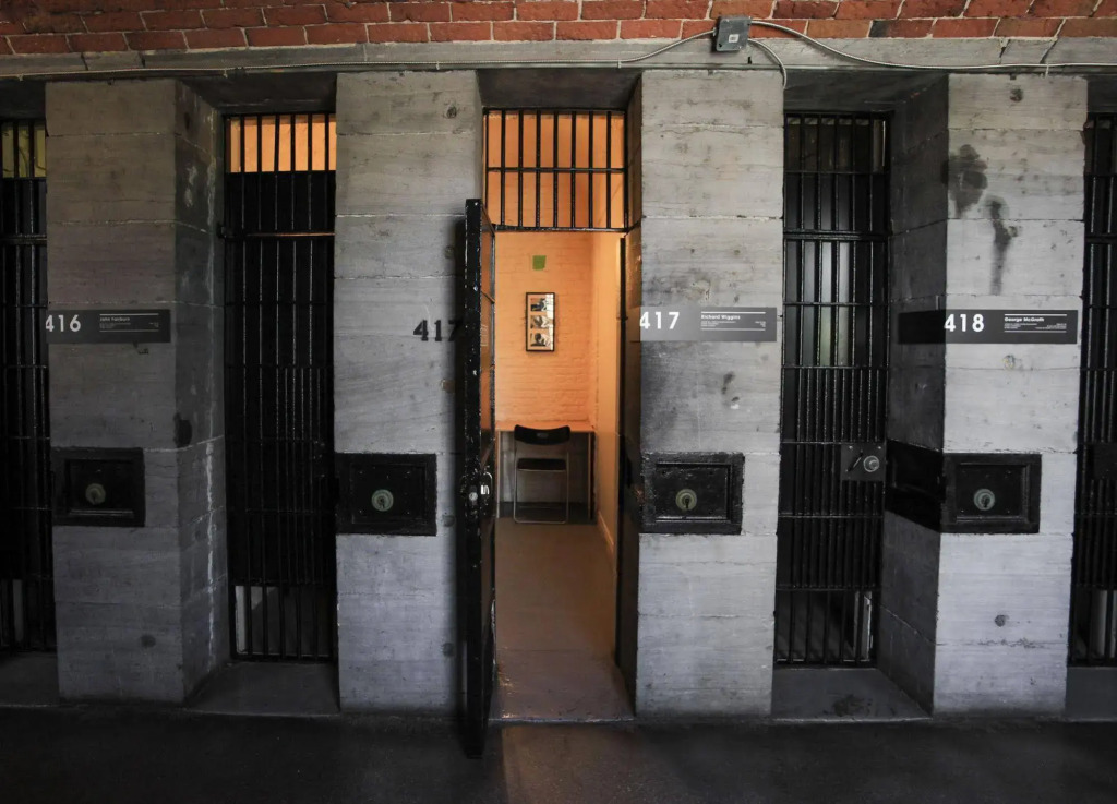 Saintlo Ottawa Jail Hostel