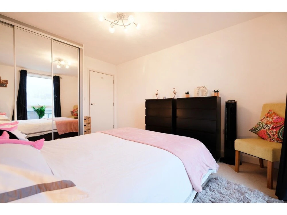 Cozy, Modern 1BR Brixton Flat For 5