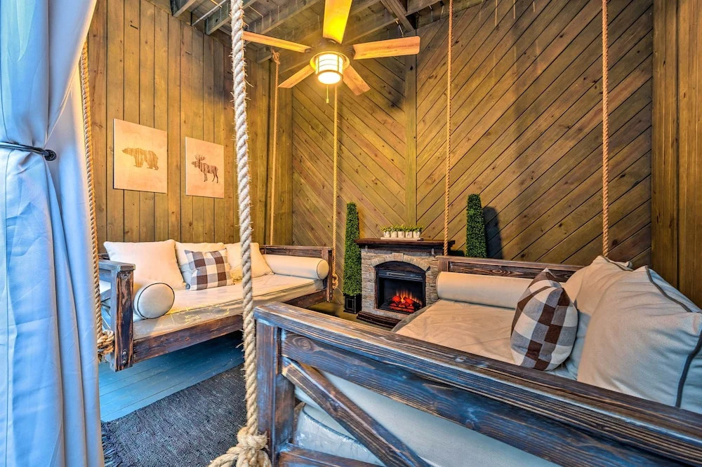Outdoor Paradise w/ Hot Tub, Firepit, BBQ & More!