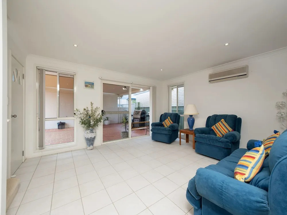 White Waves, 7B Achilles Street