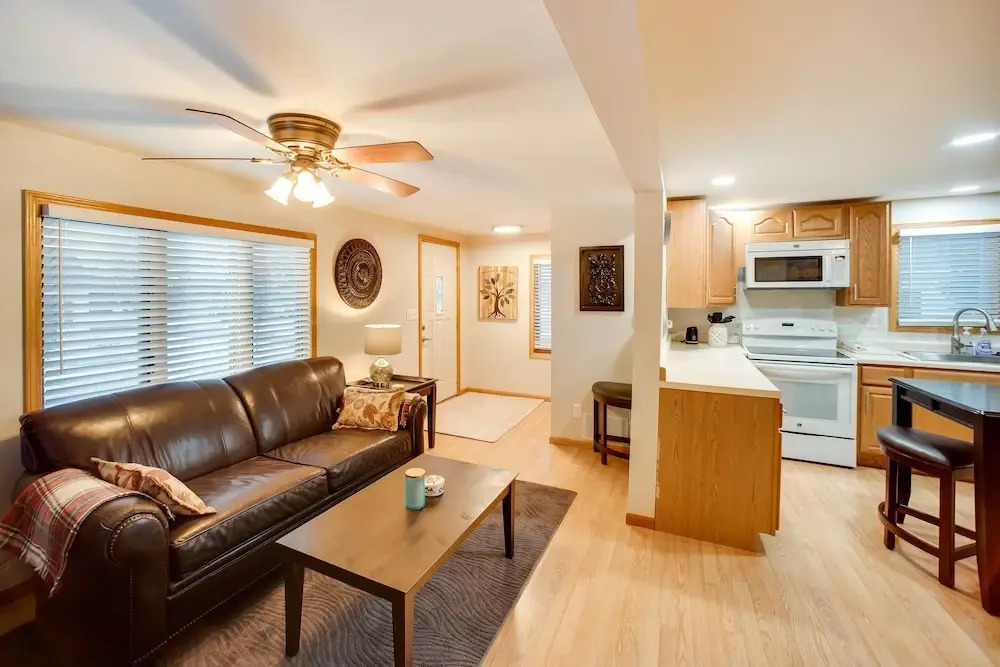 Charming Iowa Abode Near Knoxville Raceway!