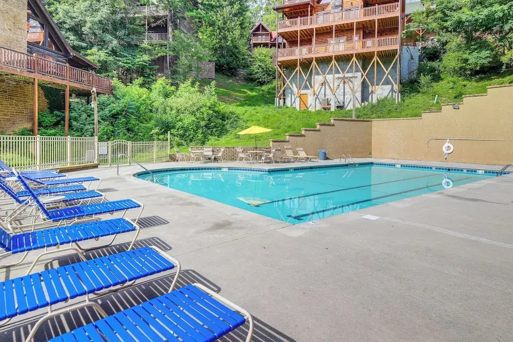 Pigeon Forge Cabin: Premier Location & Hot Tub