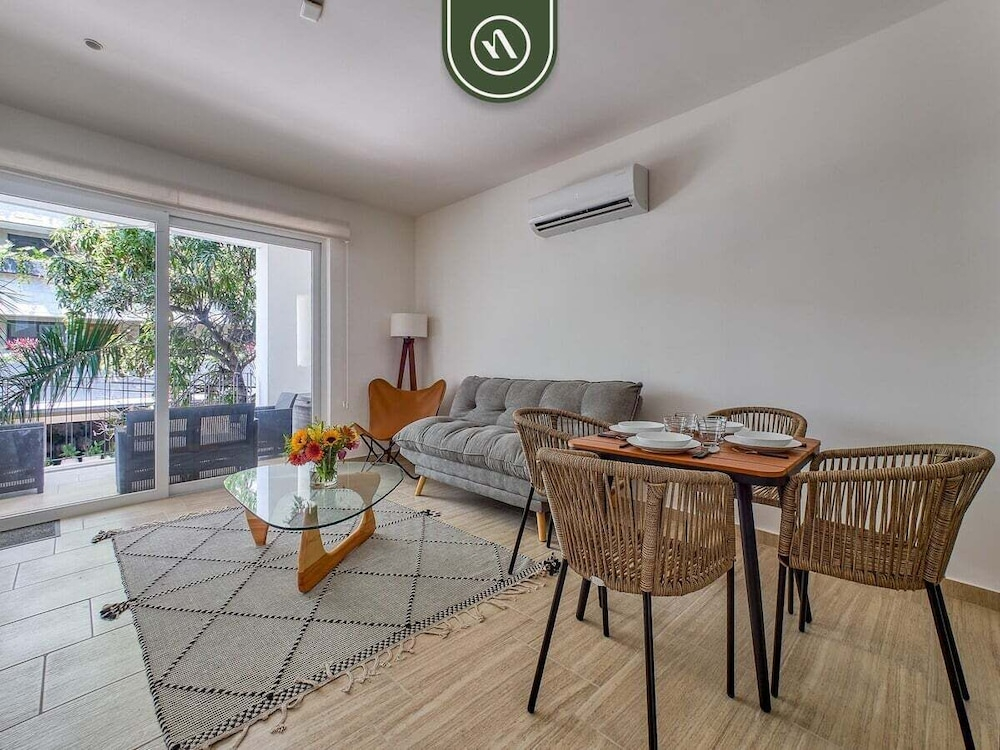 New 1 BR Condo - Oceanview Pool - 2 min to Beach