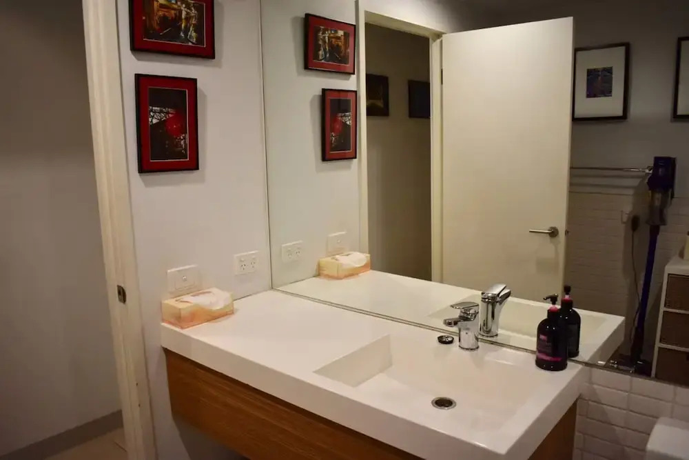 Spacious 1 Bedroom Apartment in the Heart of Melbourne's CBD
