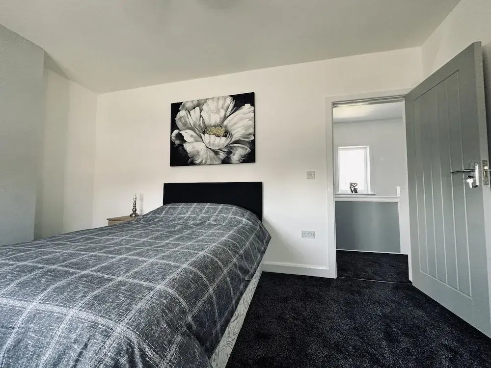 4 Bedroom House, 2 Bathroom-derby-close To Rolls Royce