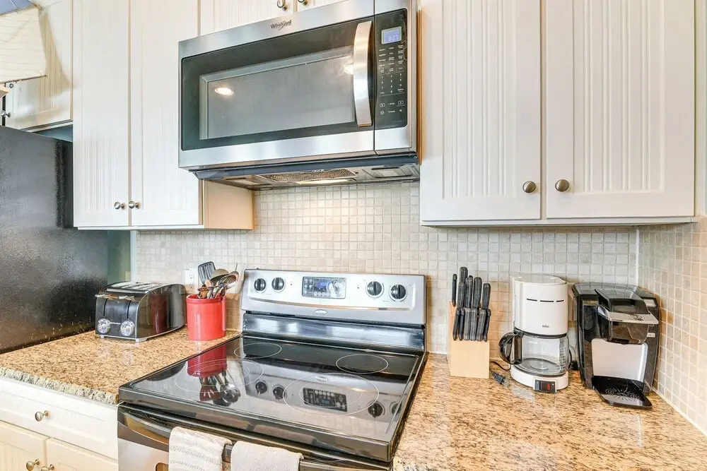 Walk to Beach: Condo w/ Bay View in Galveston