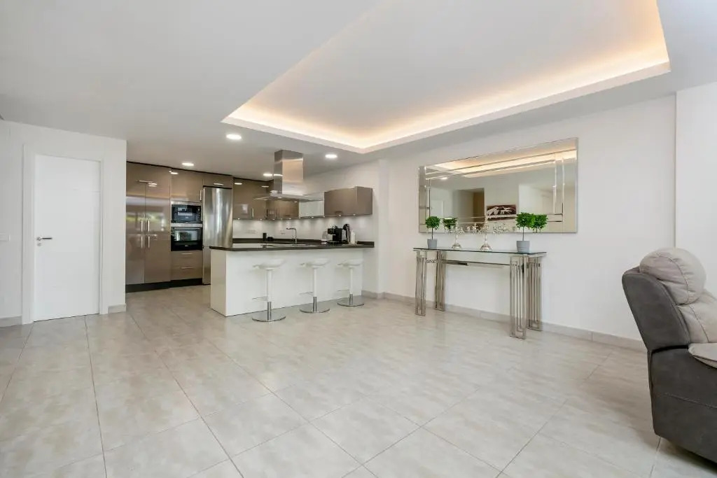 FIVE STAR 3 bedroom Apt in ideal location - RDR237