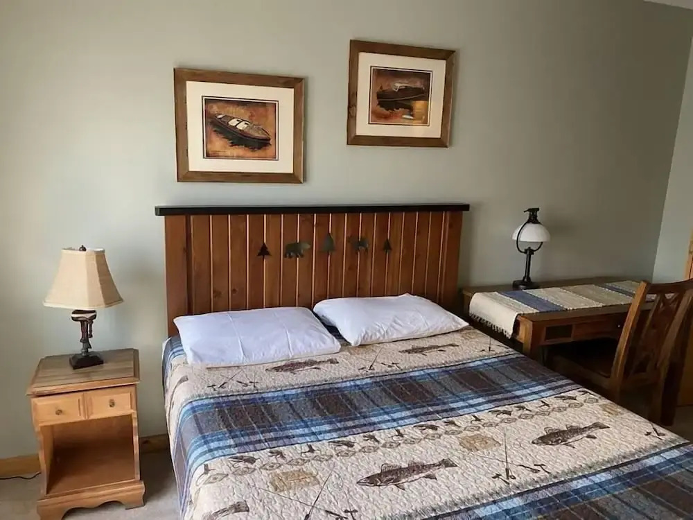 Minocqua Lake Condo B7- 2 Story Rustic Town Home