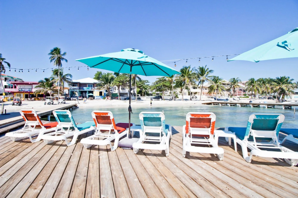 Sandbar Beachfront Hotel & Hostel Restaurant