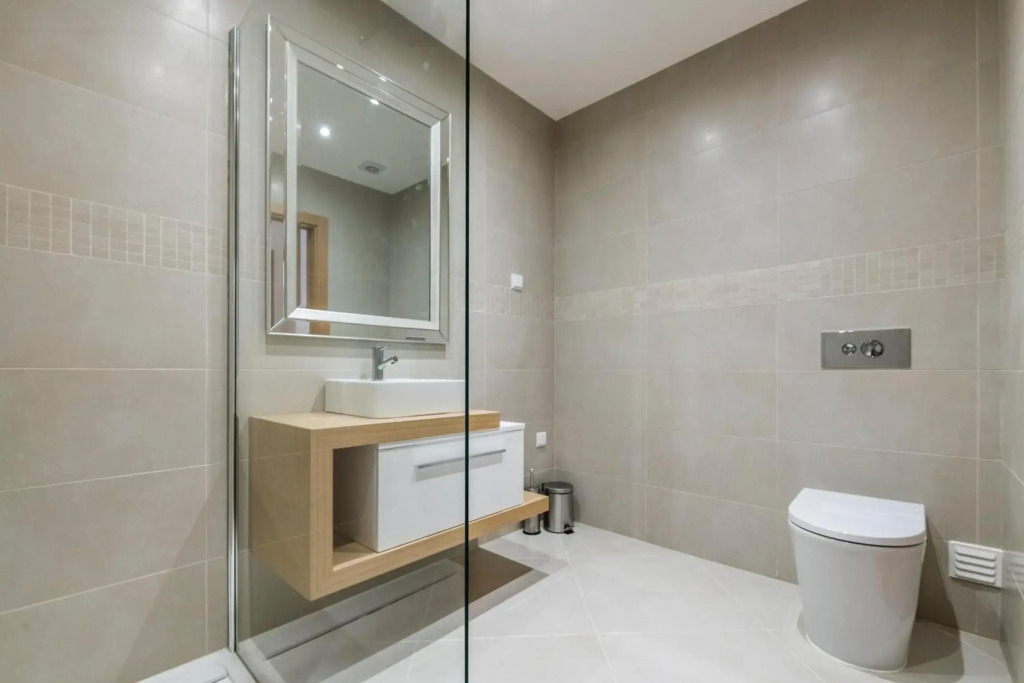 CoolHouses Lagos, 2 bed stylish city flat, rooftop shared pool, Clayheart