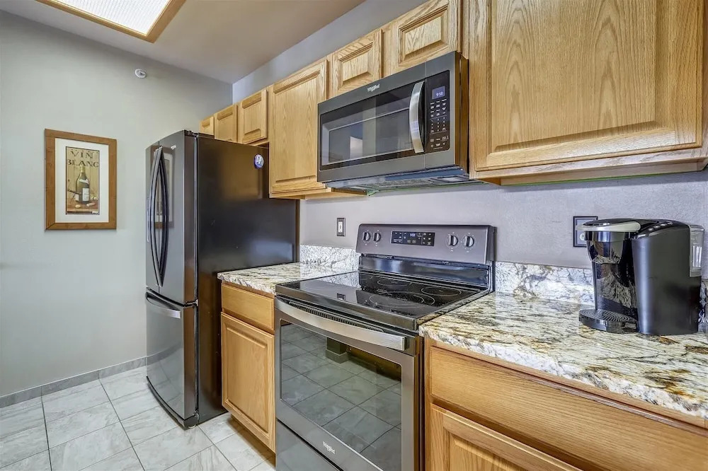 Lake Forest 204f 2 Bedroom Condo by Redawning