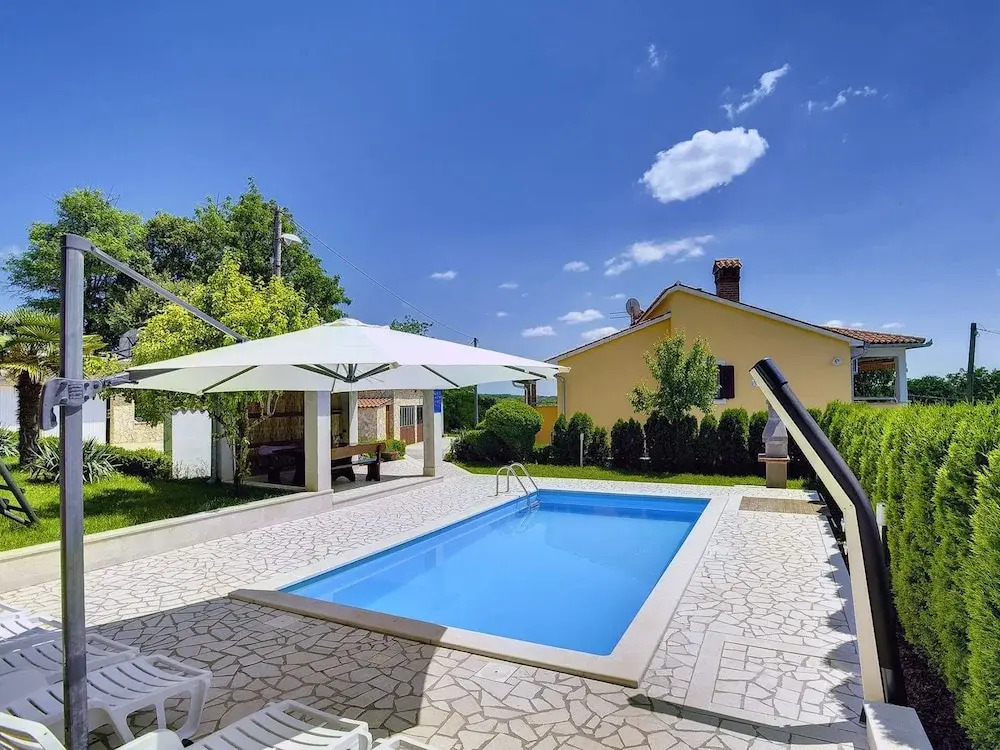 Villa in Bak i with Pool and Playground
