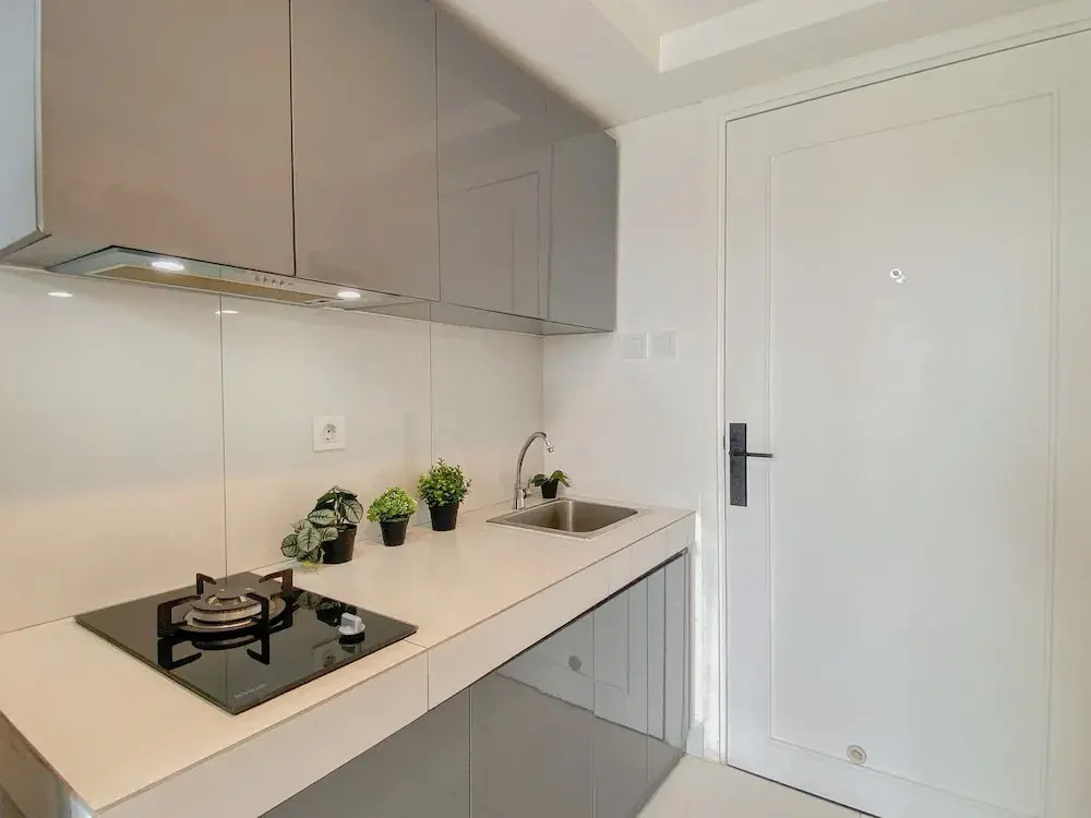 Simple And Modern Studio At Apartment Kingland Avenue