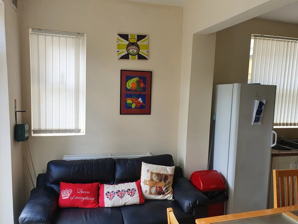 Very Large House Sleeps 12 People 8 Mins From City