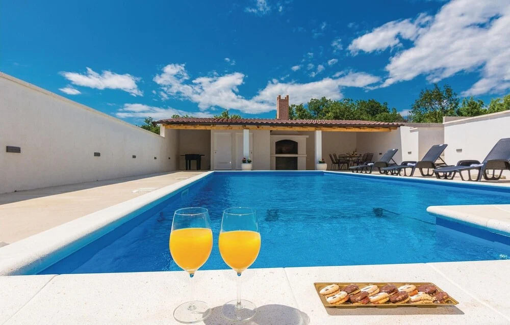 Beautiful Home in Nadin With 5 Bedrooms, Wifi and Outdoor Swimming Pool