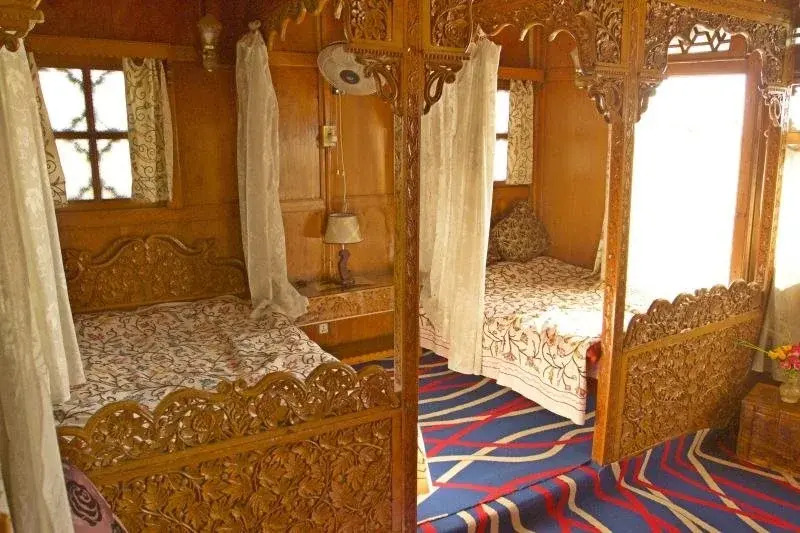 Houseboat Heaven Breeze