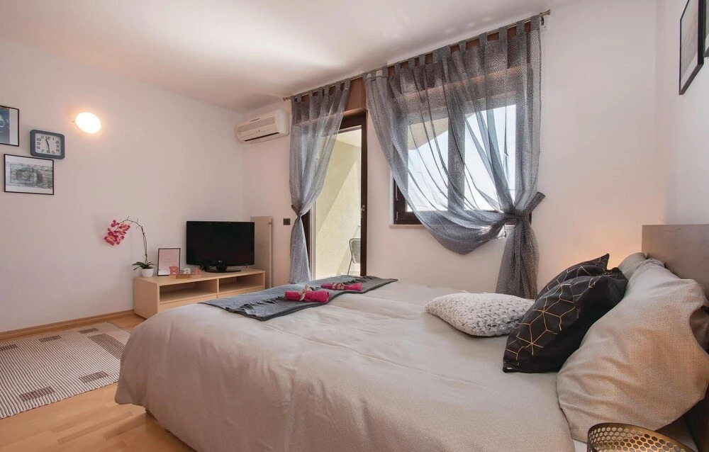 Nice Apartment in Liznjan With Wifi