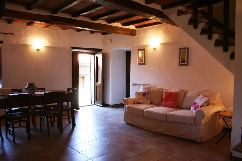 Stunning private villa with private pool, WIFI, TV, pets allowed and parking, close to Cortona