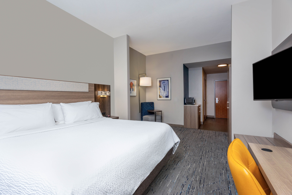 Holiday Inn Express & Suites Lantana by IHG