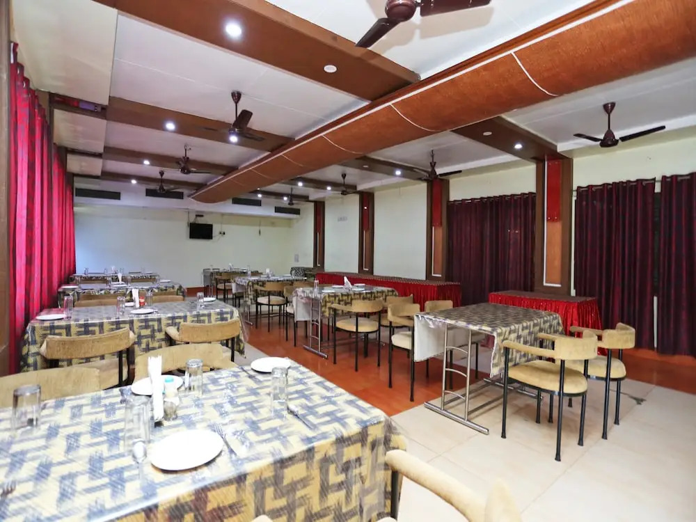 OYO 15468 Hotel Sharda