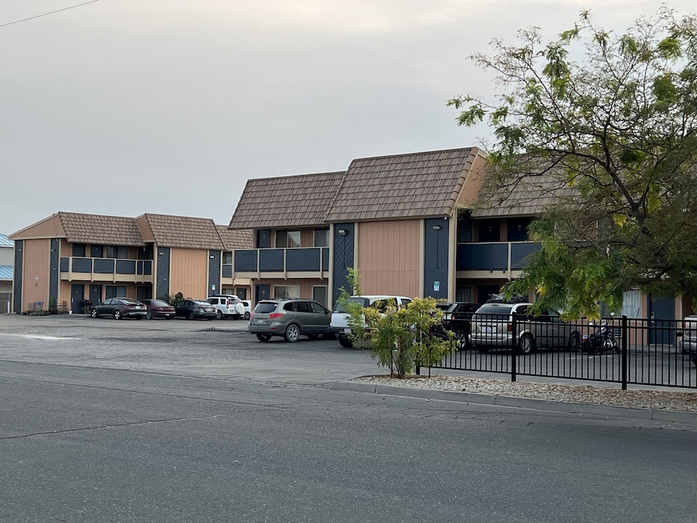 Oasis Inn and Suites