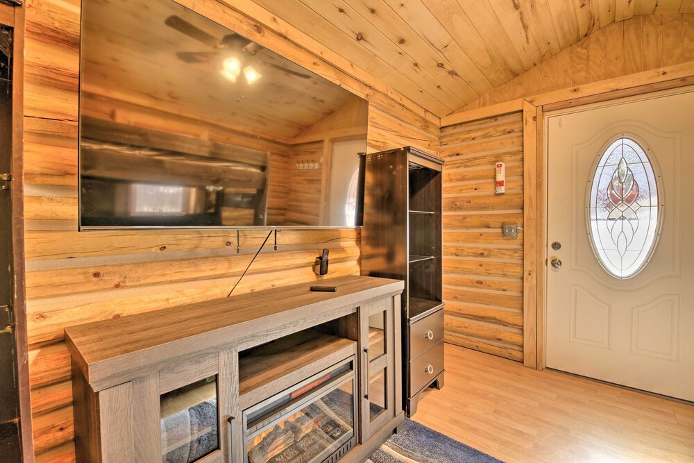 Hot Tub Hideaway in Pinetop: Bring Your Pet!