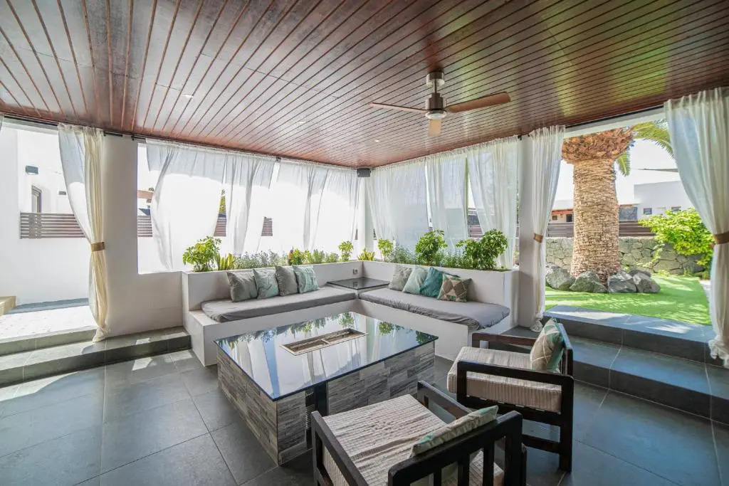 6 Bedroom Luxury Villa 300m from the water front