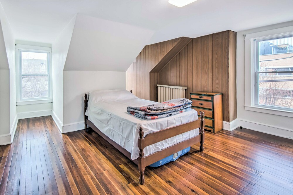 Roomy Lancaster Home Walk to Dtwn and Hospital