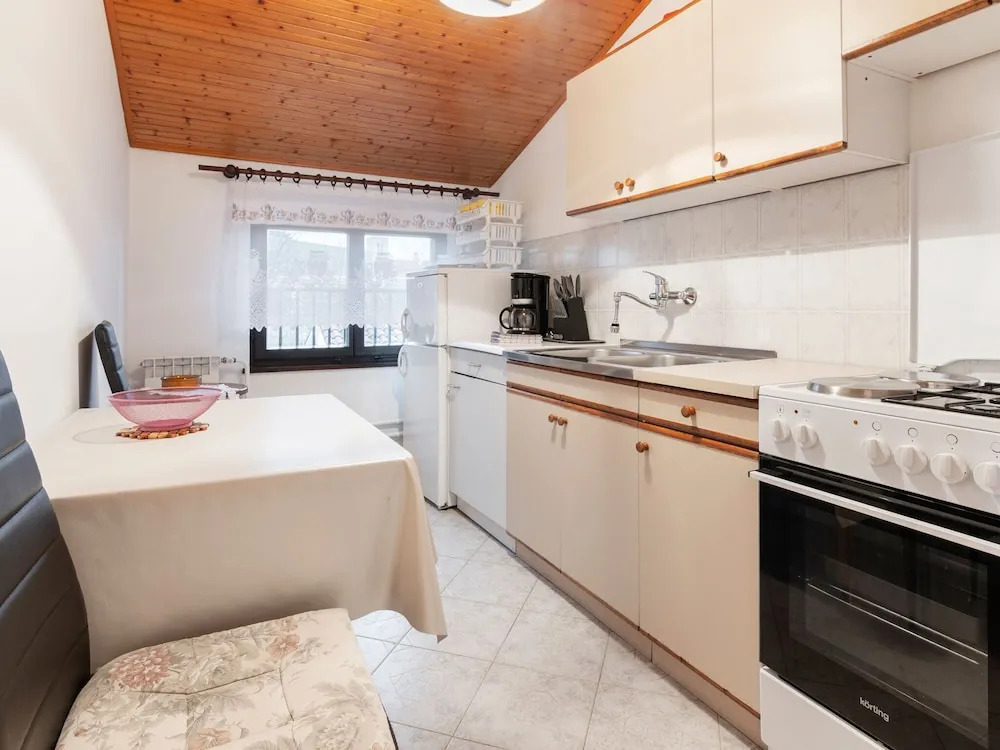 Peaceful Apartment in Poreč with Garden