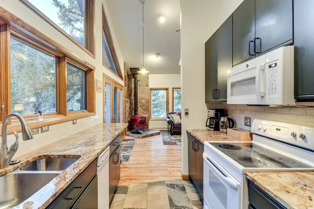 Scenic Creekside Retreat! Rocky Mountain Cabin