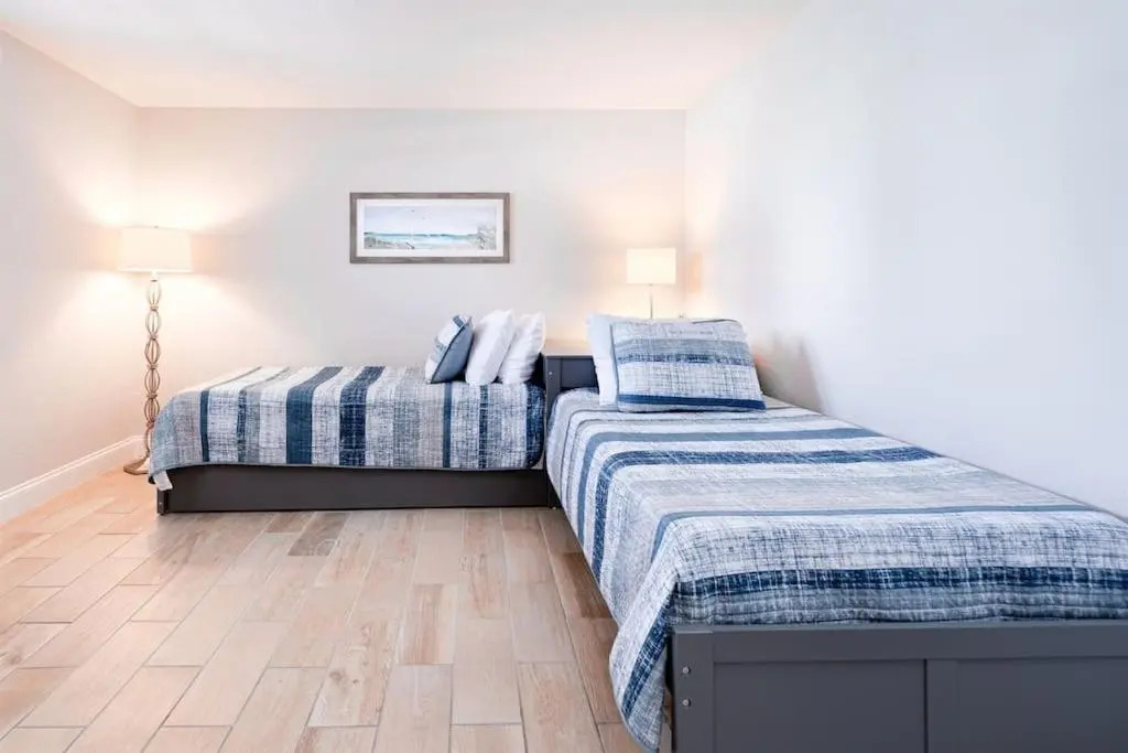 NEW Beach Condo 5 min walk to the Beach Sleeps 9