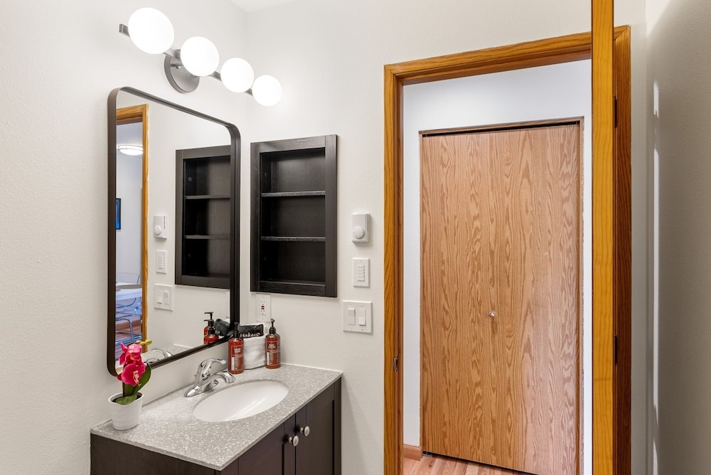 08 Lodge 1 Bedroom Condo by RedAwning