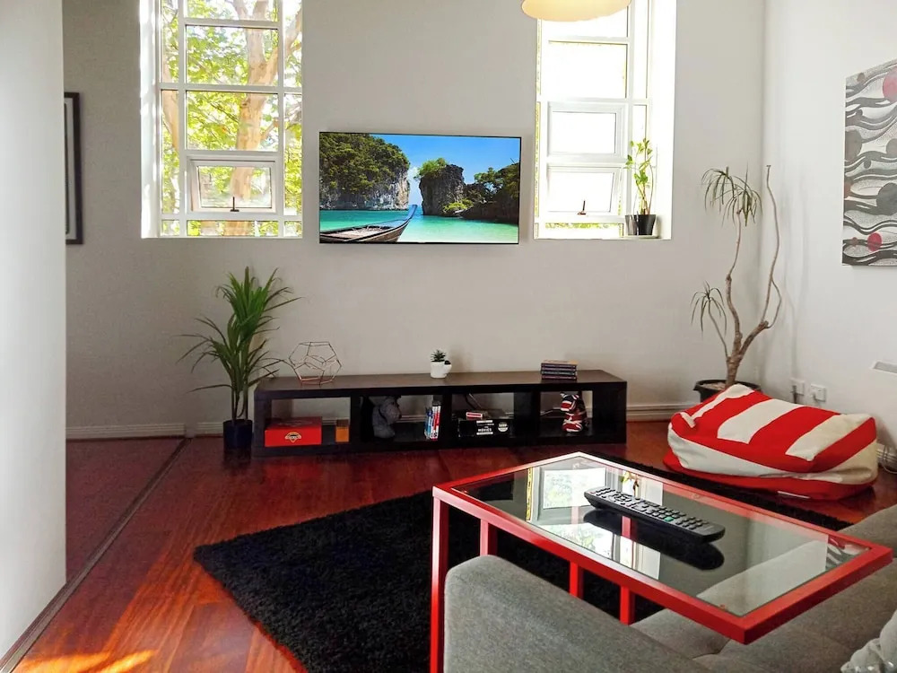 Melbourne City Oasis 2-bedroom Art Deco Apartment With Gym, Carpark, Pool, Wine