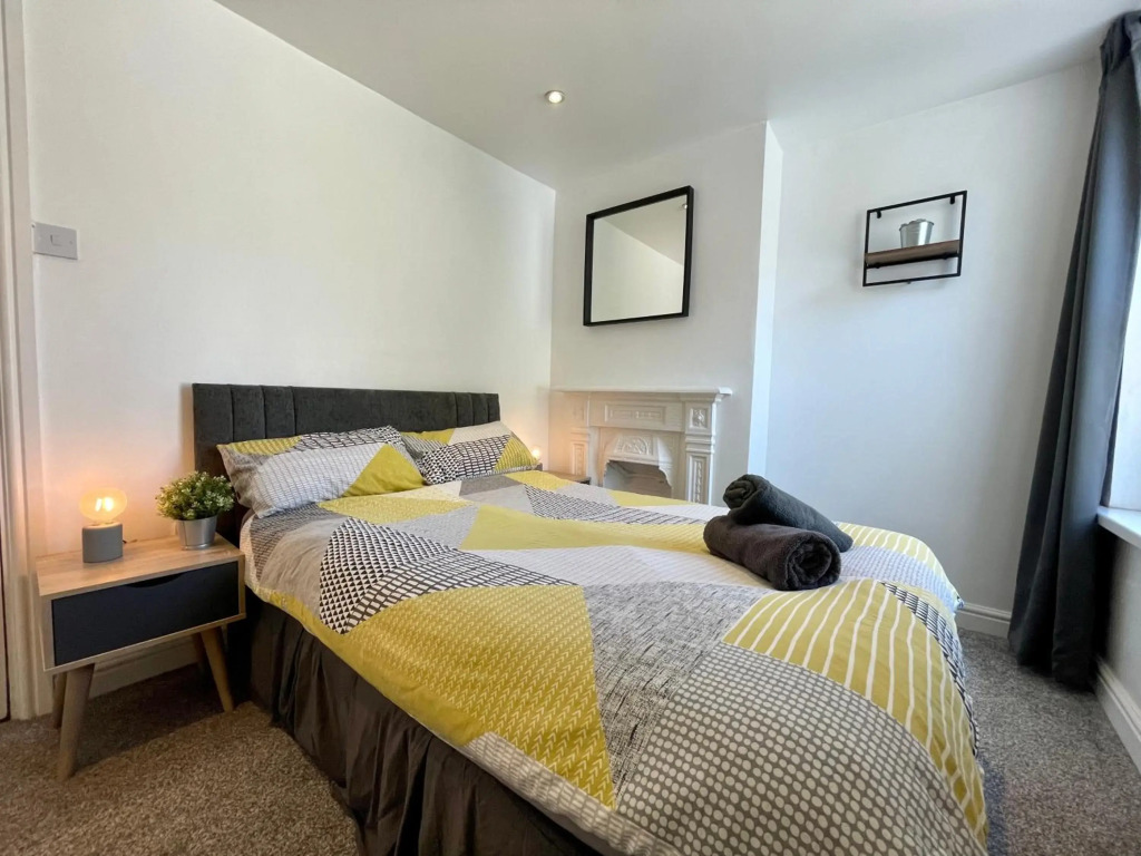 6 Person, 4 Bedroom Light, Warm & Modern Apartment