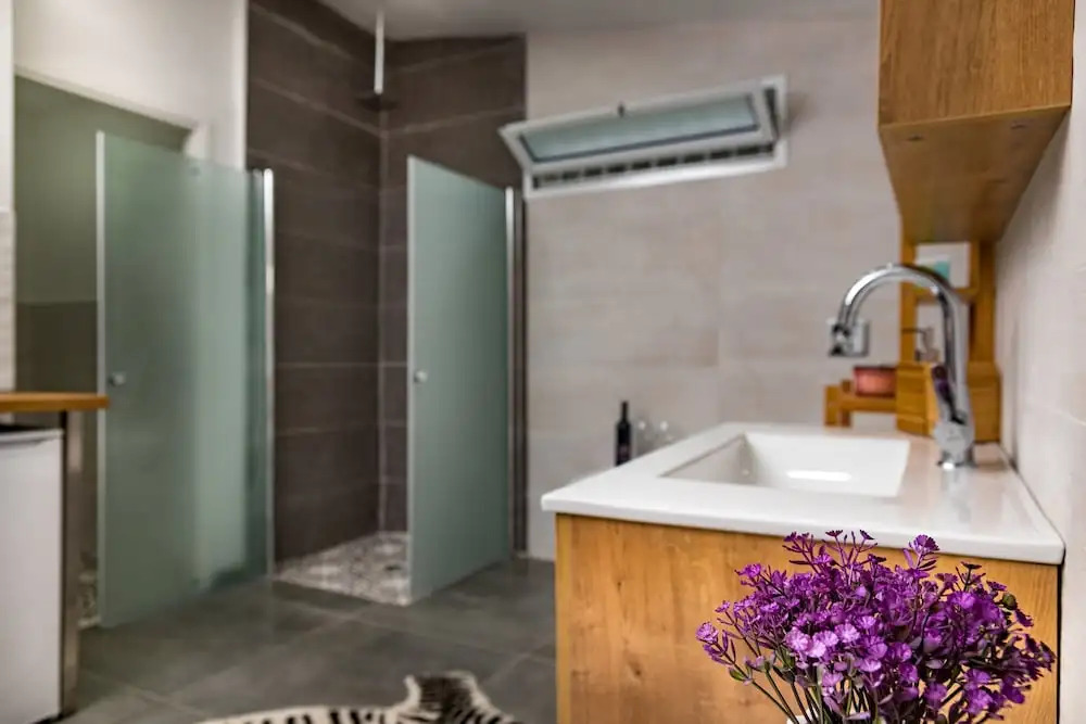 חופש יהונתן -צימרים בכנרת בטיילת טבריה hofesh yehonatan cabin promnade tibrias