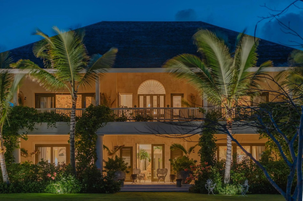 One-of-a-kind Villa With Open Spaces and Amazing Views in Luxury Beach Resort