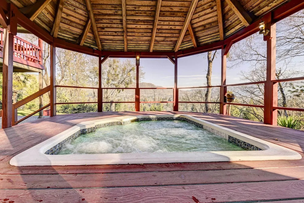 Pet-Friendly Grants Pass Home w/ Hot Tub