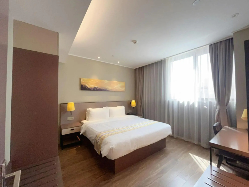 Homeinn Plus Hotel (Shanghai Dishui Lake Port City New World)