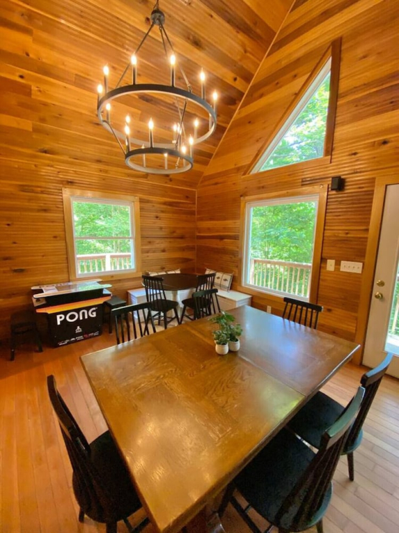 14 Guest, 7 Bed, 4 BR, Lakefront Cabin w/ Hot Tub