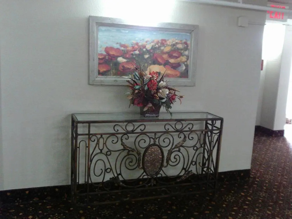 5th Avenue Inn & Suites