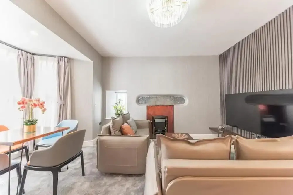 The Old Stamp House Retreat- Three En-suite Bedrooms Central Village Location