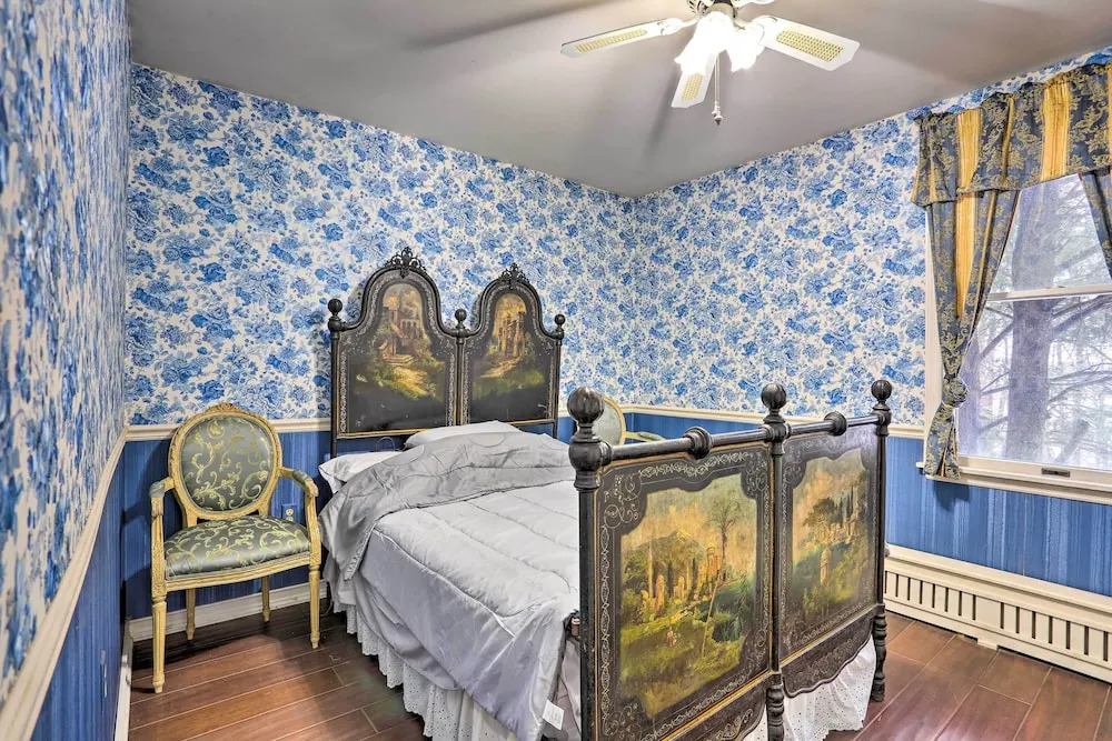 1 Mi to Lake Wallenpaupack: Spacious Poconos Villa