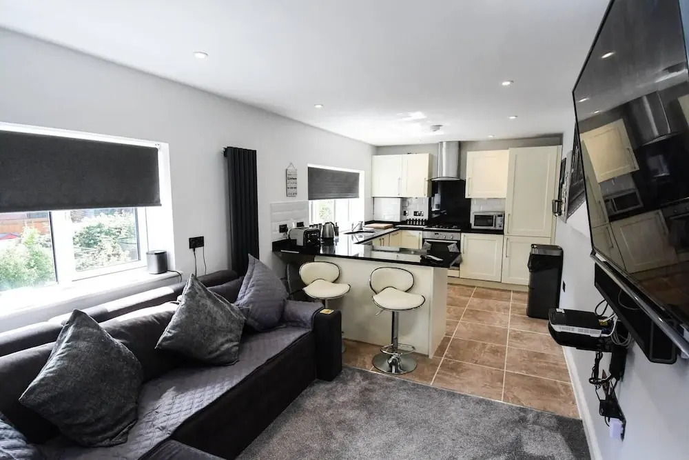 Luxury 3-bed Apartment in Bournemouth Nr Beach