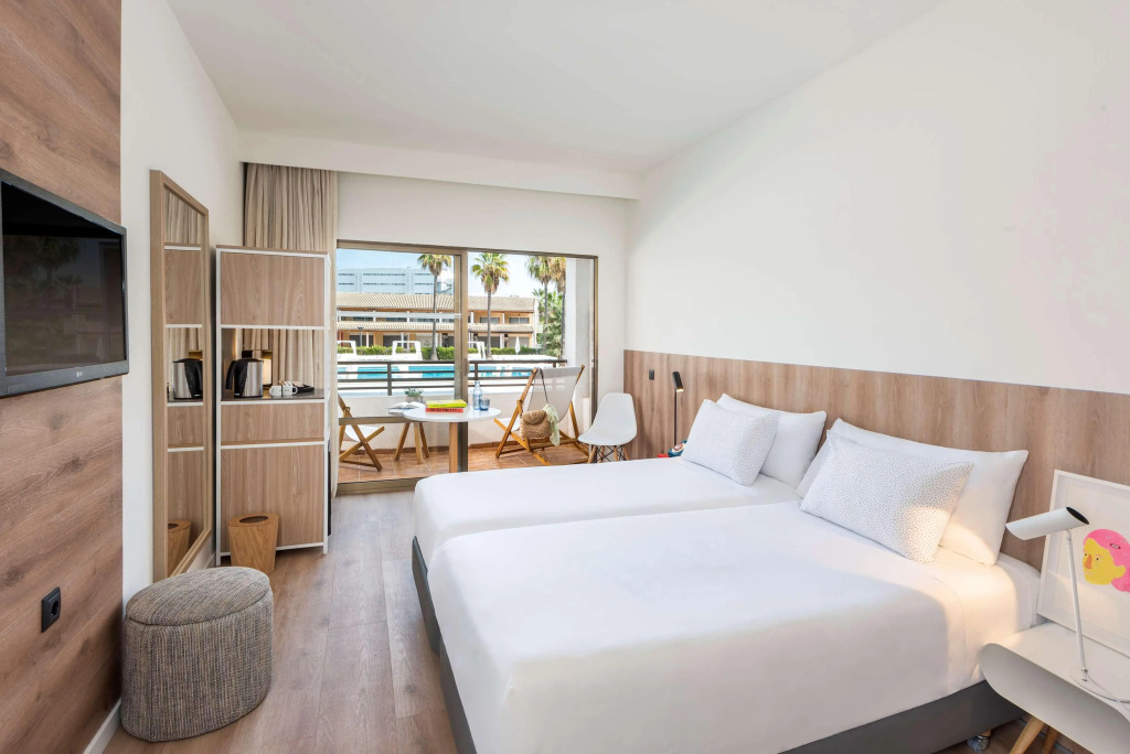 Отель Innside by Meliá Alcudia