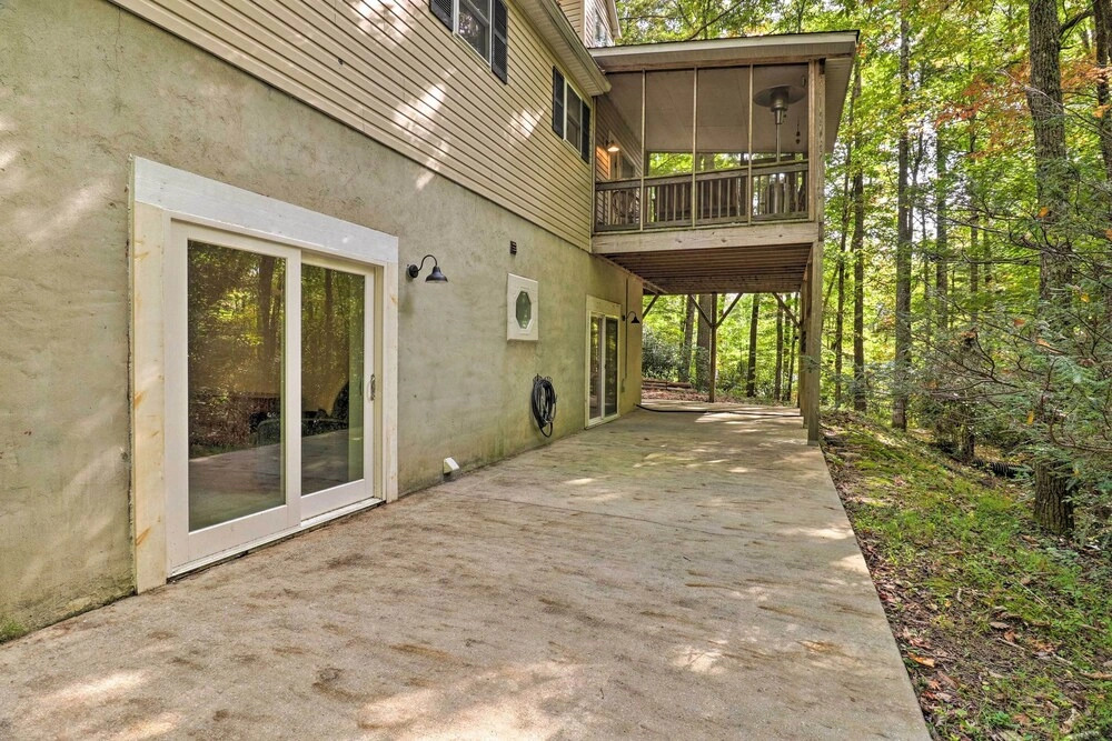 2 Mi to Sapphire Resort: Home w/ Hot Tub & Games