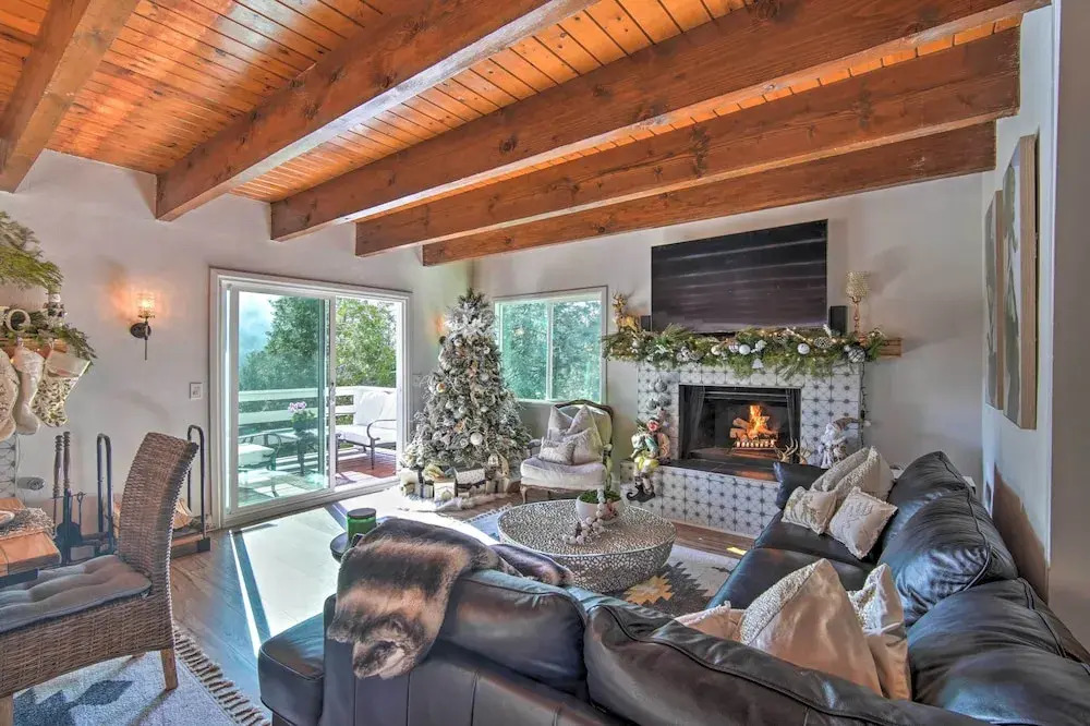 Picturesque Cabin: 2 Balconies, Walk to Lake!