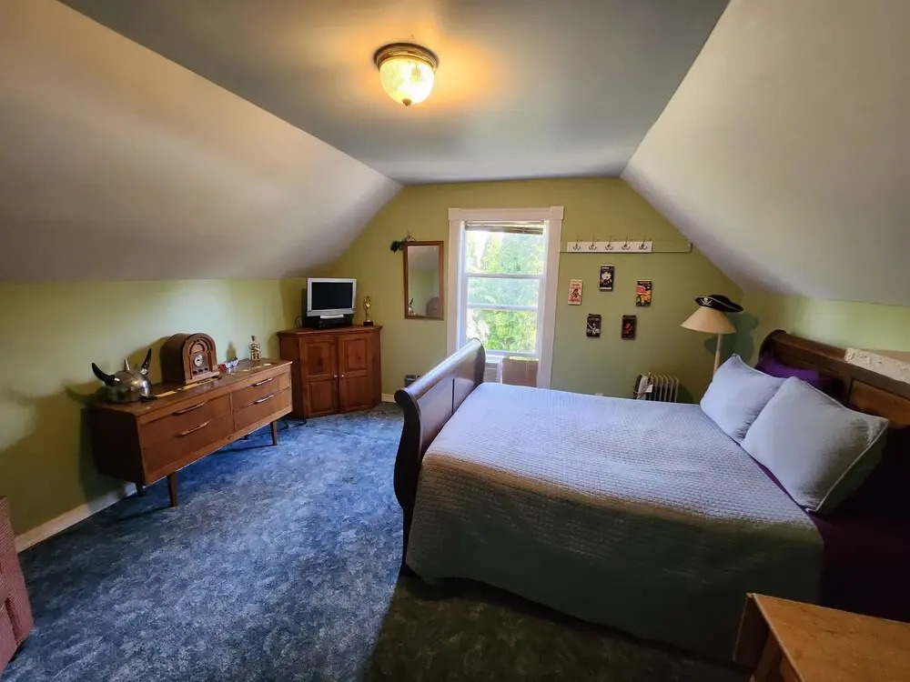 Eugene Whiteaker International Hostel