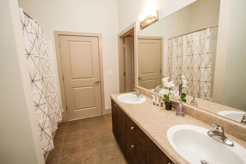 Downtown Midtown Apartments by NUOVO