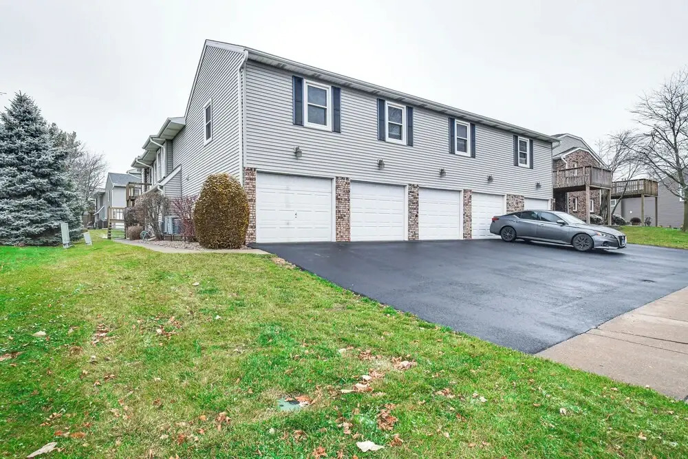 Welcoming Condo in Davenport: Central Location!