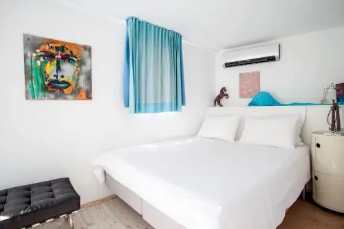 Central Apt Private Balcony & Rooftop Access - CT1